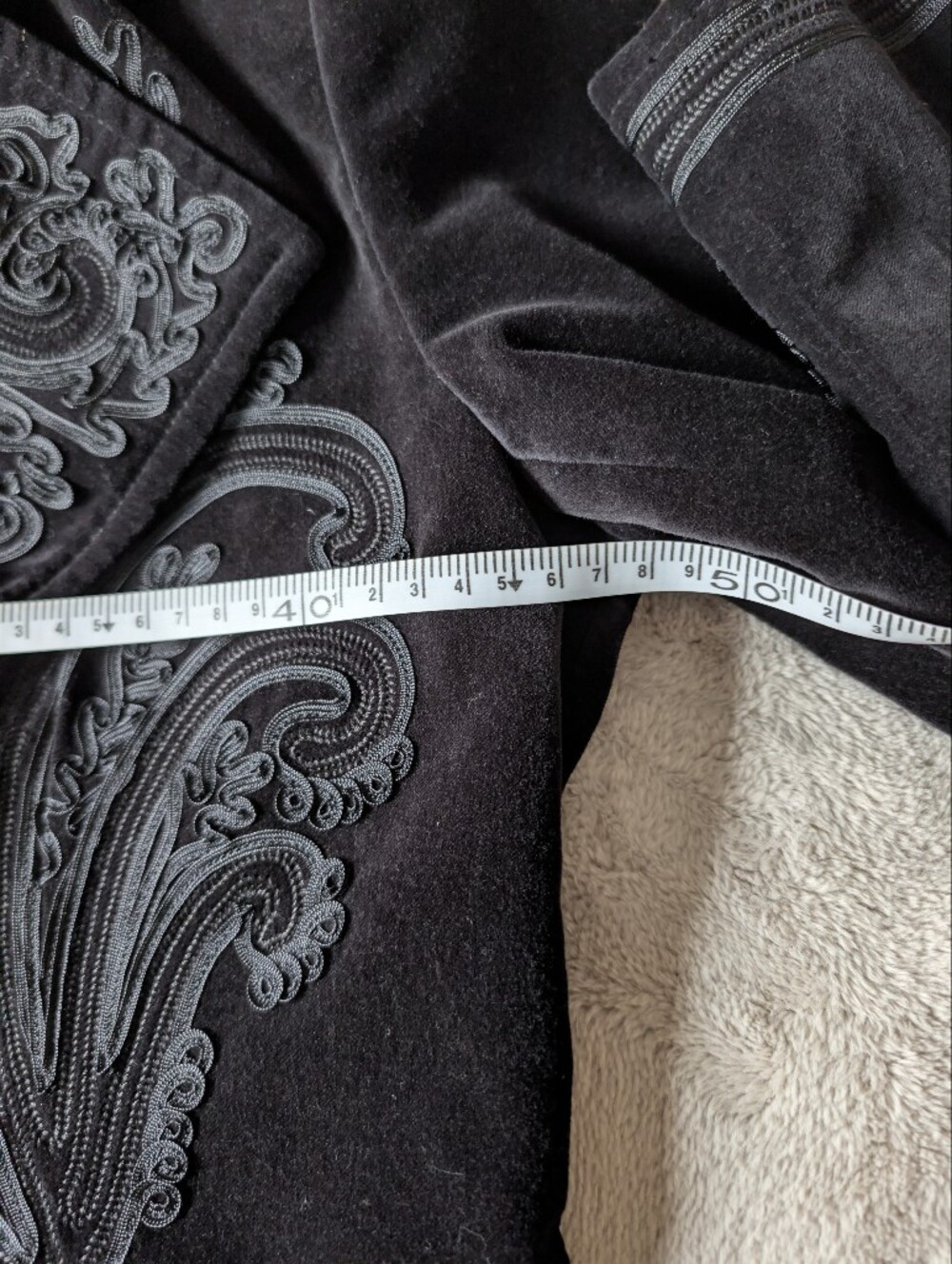 Peter Nygard Black Embroidered Velvet Blazer with Decorative Clasp - Picture 10 of 11